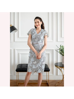 kudapy เดรสสั้นสีเทา ผ้าลูกไม้ทอ ลายนก คอวี แขนสั้น ชุดเข้ารูปทรงสอบ มาพร้อมเข็มขัดโบว์