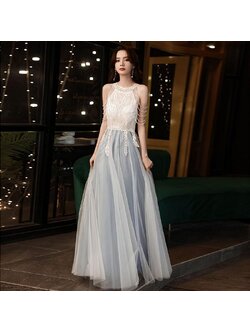 kudapy (พรีออเดอร์ 15-30 วัน) ชุดราตรีไปงาน ชุดราตรีสีขาวเทา เดรสแขนกุดโชว์ไหล่ แต่งมุกเพิ่มดีเทลที่แขน อกปักลายตามแบบ งานสวยเริด ไปงานรอดมากค่ะ