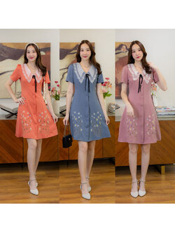 kudapy เดรสสั้นสีชมพู/สีฟ้าคราม/สีส้ม คอปกผูกโบว์ชายกระโปรงแต่งลายดอกไม้