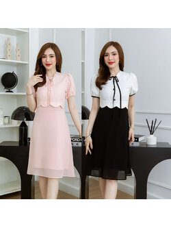 kudapy เดรสสั้นสีขาวดำ/สีชมพู ลูกไม้กระโปรงชีฟอง สวยเรียบดูดี เป็นเดรสเสื้อลูกไม้ตัดต่อกระโปรงชีฟองสวยพริ้ว มีดีเทลเป็นเสื้อครอปเย็บเป็นเคริฟสวยละมุน แต่งกระดุม