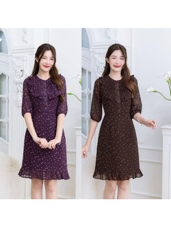 kudapy เดรสชีฟองลายจุดหิมะ โทนสีเข้ม มีดีเทลตีเกล็ดแต่งระบายช่วงอก ช่วงชายกระโปรงเป็นระบายเล็กๆ