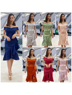 kudapy เดรสสั้นสีกรมท่า เทา เขียว ชมพู แดง ส้มอิฐ ทอง เปิดบ่าสั้น ดีเทลอกไขว้ เปิดบ่า ผ้าดัชเชสอัดกาว กระโปรงจีบระบายหางปลา