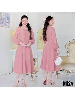 kudapy เดรสยาวคอเหลี่ยม แต่งริ้บบิ้นผูกคอ แขนยาวขอมือใส่ยางยืด กระโปรงบานใช้ผ้าต่อ8ชิ้น