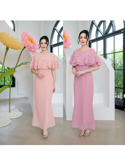 kudapy เดรสผ้าชีฟองตัวยาว งานชายหางปลาเล็กๆไม่บานมาก ดีไซน์คลุมไหล่ถึงสองชั้น แต่งลูกไม้รอบตัวเป็นงานลูกไม้คอร์ดแต่งเลื่อม