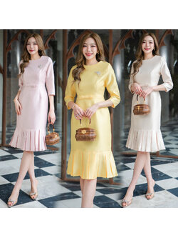 kudapy เดรสสั้นสีเหลือง/สีครีมทอง/สีพิ้งโกล์ด/สีชมพูเข้ม/สีดำ ผ้าไหมงานอัดกาว ทรงเอแต่งโบว์ช่วงท้อง ด้านหน้าตีเกรดเข้าทรง ดีไซน์ชายกระโปรงอัดพลีท พร้อมชิปซ่อนหลังใส่สบาย