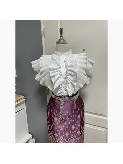 kudapy เสื้อแขนกุดแต่งระบายหน้าหลังสีขาว อัดพลีท น่ารัก มีกระดุมหน้า เอวหลังยางยืด