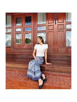 kudapy ชุดเซ็ทเสื้อคอกลมแขนสั้นทรงกลีบบัว แต่งกระดุมปั้มด้านหน้า สีขาวมุข งานผ้าไหมนิ่มอัดกาว มีซิปซ่อนหลัง +ผ้าถุงสำเร็จรูป ซิปหลัง เย็บแบบ ป้าย ทบผ้า เนื้อผ้าฝ้ายครามทอลายลิซ่า