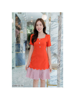 kudapy เดรสสั้นสีส้ม คอเหลี่ยมเว้าอกแต่งชายกระโปรงพีท