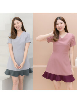 kudapy เดรสสั้นสีชมพูเข้ม/สีเทาฟ้า คอแหลมแต่งระบายชาย จัดแมทช์คู่สีโดนๆ ทรงสวยเข้ารูป งานเย็บกลับซับใน