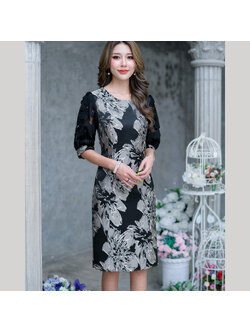 kudapy เดรสสั้นคอกลมลายดอกสีเทาดำ แขนสั้นแต่งลูกไม้ ทรงปล่อยใส่สบาย ทรงสวย