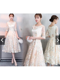 kudapy เดรสลูกไม้โทนสีครีมทอง แขนสามส่วน อกเสริมฟองน้ำ เนื้อผ้าลูกไม้ปักลายสวยมากค่ะ ผ้าไม่ยืด กระโปรงทรงเอบาน มีซับในในตัว