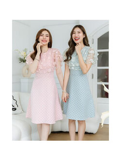 kudapy เดรสสั้นสีชมพูพาสเทล/สีเขียวพาสเทล อกระบายสองชั้น ช่วงเดรสเป็นผ้าแจ็คกาดทอลายนูนมีมิติสวย บวกกับผ้าตาข่ายปักลายดอกฉลุ