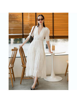 kudapy เดรสยาวคอวีแขนสั้นสีแดง/สีชมพู/สีขาว จับจีบต่อกระโปรงเย็บเป็นชั้นๆๆ แถมเข็มขัด มีซับทั้งชุด