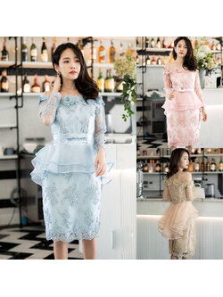 kudapy เดรสสั้นไปงานสีชมพู เดรสปาดไหล่ติดดอกลูกไม้รอบไหล่ เดรสเปิดไหล่ แต่งระบายเอวหน้าสั้นหลังยาว