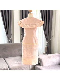 kudapy ชุดเดรสสั้นสีส้มใส่ทำบุญ ชุดเดรสทำงาน ผ้าทอลายการบินอัดกาว แขนกุด คอปีน แต่งระบายรอบตัว มีซิปซ่อนหลัง