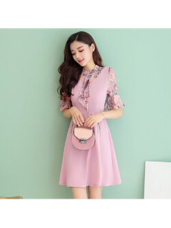 kudapy เดรสสั้นสีชมพู ผ้าคอตตอนผสม คอเสื้อและแขนเสื้อเป็นผ้าชีฟองพิมพ์ลายตามแบบ