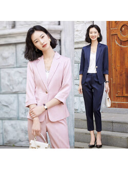 kudapy ชุดสูททำงานผู้หญิงสีชมพู/สีกรมเข้ม ปกป้านแขนห้าส่วนพร้อมกางเกง จุดเด่นของชุดนี้คือได้ลุคที่สดใส
