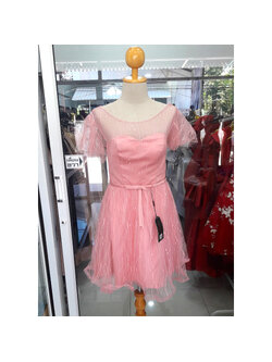 kudapy เดรสสั้นไปงานสีชมพูแต่งซีทรูช่วงบนโชว์เซ็กซี่ คอกลมแขนระบายเดรสเก็บเอวทรงสวยกระโปรงระบายเพิ่มดีเทลด้วยผ้ามุ้ง