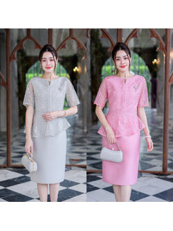 kudapy เดรสสั้นสีชมพู/สีเทา ผ้าไหมแต่งลูกไม้ดีไซน์แขนสั้น เอวต่อ ช่วคอฉลุตัดต่อผ้า ช่วงเอวต่อระบายคลุมหน้าทองแบบเฉียง