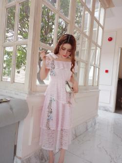 Kudapy ชุดเดรสเดรสยาวผ้าลูกไม้สีชมพู เนื้อนิ่ม ยืดหยุ่นได้ดี ผ้าทิ้งตัวเดรสสายเดี่ยว