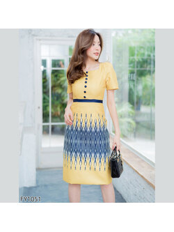kudapy เดรสสั้นคอกลมกระดุมหน้าสีเหลือง คาดเอวด้วยผ้าต่างสีกรมท่า เดรสทรงเอเข้ารูปทรงสวย ซิบหลัง