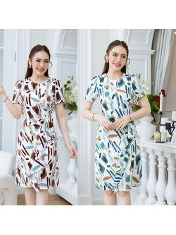 kudapy เดรสลายผ้ากราฟฟิก แพทเทิร์นเรียบแต่มีดีเทลระบายช่วงเอวยาวลงมา เป็นทรงเข้าเอว