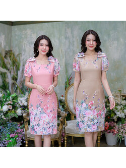 kudapy เดรสสั้นสีน้ำตาลเบจ/สีชมพู งานผ้าพิมพ์ลายดอกไม้น่ารักๆ แขนตุ๊กตา ไหล่แต่งโบว์ทั้งสองข้าง มีซับในแต่งซิปหลัง เนื้อผ้าเบาสบาย