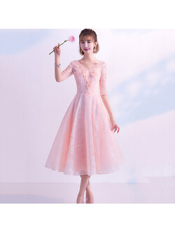 kudapy ชุดราตรีสั้นคอวีแขนสามส่วนสีชมพู แต่งลูกไม้ปักตามแบบ ผ้าทิ้งตัว ซับใน ซิบหลังอย่างดี