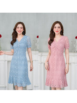 kudapy เดรสสั้นสีฟ้า/สีชมพู ลูกไม้ ลูกไม้เนื้อนิ่ม ทิ้งตัวสวยใส่สบาย มีดีเทล เย็บจั้มแต่งกระดุมช่วงอก แต่งลูกไม้รอบคอ ช่วงชายกระโปรงเป็นระบายนิดๆ