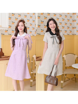 kudapy เดรสแขนสั้น เล่นสีทูโทนปกคอบัว มีกิมมิคจับจีบพลีทกลางลำตัว โบว์แต่งกุ๊นดีไซน์เก๋กลางอก