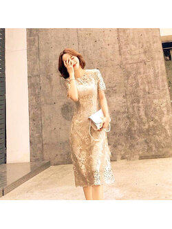 kudapy เดรสลูกไม้แขนสั้นสีทอง ใช้ผ้าเนื้อดี ปักลวดลายดอกไม้รอบตัว แขนสั้น ช่วงบนซีทรูเล็กน้อย ช่วงล่างเข้ารูปทรงสอบ