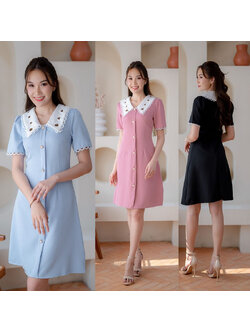 kudapy เดรสสั้นสีฟ้า/สีดำ/สีชมพู ทรงเข้ารูป ปกคอบัวปกลายหัวใจสุดคิ้วท์ แต่งกระดุม งานมีซิปด้านหลัง