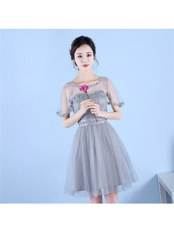 kudapy ชุดราตรีสั้นสีเทา เดรสสั้นคอกลม แขนกุด แขนแต่งระบาย กระโปรงบาน เอวเข้ารูป