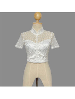 kudapy เสื้อลูกไม้สีขาวปัก 3D ดอกลอย ยกนูน สวยมาก คอจีน แต่งมุขเรียงยาวถึงชายเสื้อ ซับใน 2 ชั้น อย่างดี