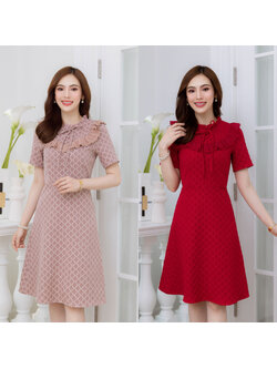 kudapy เดรสสั้นสีแดง/สีชมพู ผ้าแจ็คกาด ผ้าสวยมีเทคเจอร์ มีดีเทลช่วงอกแต่งด้วยผ้าเชิงคอตตอนฉลุ เป็นระบายสวยหวาน