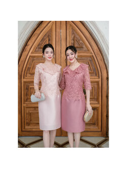 kudapy เดรสสั้นสีชมพูกะปิ/สีชมพูโอรส เนื้อผ้าดีสวยพรีเมี่ยมลูกไม้เนื้อนิ่ม แขนศอกสุภาพเรียบร้อย ช่วงคอเสื้อเก๋มากค่ะเป็นคอวีแต่งระบายรอบคอ