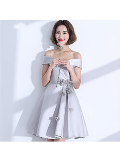 kudapy ชุดราตรีสั้นสีเทา เดรสปาดไหล่ ผ้าซาตินเนื้อเงา แต่งดอกไม้ที่เอว ดีเทลสวยเก่ๆ