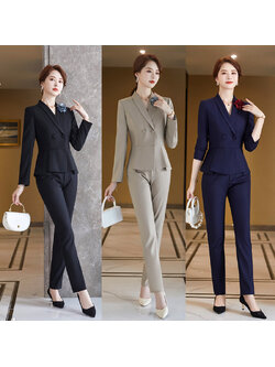 kudapy ชุดสูททำงานผู้หญิงสีเบจเทา/สีกรม/สีดำ สีปกกล้วยสองกระดุมพร้อมกางเกง จุดเด่นของเสื้อตัวนี้คือการออกแบบให้กระชับเข้ารูปทันสมัย