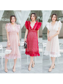 kudapy เดรสยาวสีชมพู/สีแดง/สีขาว แขนกุ ผ้าดลูกไม้แต่งระบาย2ชั้น ซับในสีครีม เดรสยาวคลุมเข่า