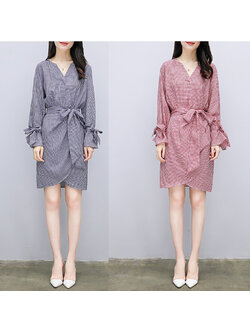 kudapy เดรสสั้นสีแดง/สีดำ ลายสก๊อตคอวี กระโปรงป้ายด้านหน้า มีซิปด้านข้าง (จากอก-สะโพก) มีผ้าผูกโบว์ตรงช่วงเอวและปลายแขน