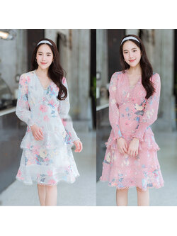 kudapy เดรสสั้นสีชมพู/สีขาว ผ้าชีฟองพิมพ์ลายดอกไม้ ทรงคอวี แต่งแทบลูกไม้ที่ขอบ แขนยาวจั๊มปลายแยนน่ารักๆ