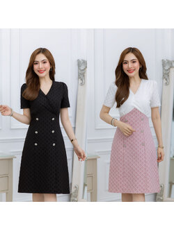 kudapy เดรสสั้นสีดำ/สีขาว ผ้าแจ็คกาดทอลายนูนเนื้อนิ่ม สวยหวาน มีดีเทลแต่งลูกไม้ช่วงอกและแขน ช่วงกระโปรงแต่งกระดุมเพชรเพิ่มความสวยหรู
