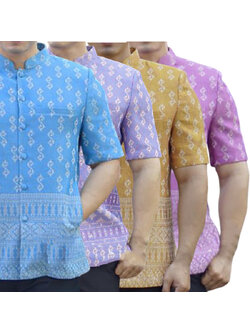 kudapy เสื้อผ้าไหมลายขอ คอจีน คอพระราชทาน สีชมพูกลีบบัว,สีทอง,สีชมพูกะปิ,สีฟ้า เสื้อผ้าไทยผู้ชาย ผ่าหน้า แขนสั้น มีกระเป๋าด้านซ้ายบน (อัดผ้ากาว มีฟองน้ำเสริมไหล่)