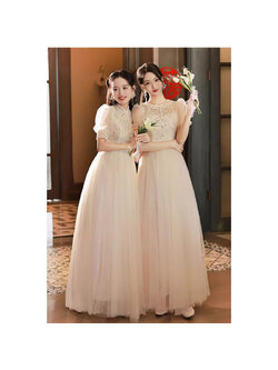 kudapy ชุดราตรีออกงานยาวสีครีม ตัวเสื้อปักลายดอกไม้ สม๊อคหลัง มีฟองน้ำซับในบางๆช่วงหน้าอกให้ชุดดูเป็นทรง กระโปรงผ้าโปร่ง