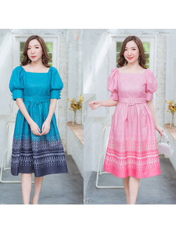 kudapy เดรสสั้นผ้าไทยคอเหลี่ยมสีชมพู/สีฟ้า แขนตุ๊กตายกพอง มีเข็มขัดรัดเอว ผ้าพิมพ์ลายไทยสวยตามแบบ