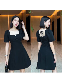 kudapy เดรสสั้นสีดำ คอเหลี่ยมด้านหน้า และหลัง เน้นความเรียบหรู ดูดี แต่งกระดุมเพชรสีเงินด้านหน้า 2 เม็ด ด้านหลังเพิ่มความกิมมิคของชุดออกแบบให้เป็นเชือกผูกเป็นโบว์ได้