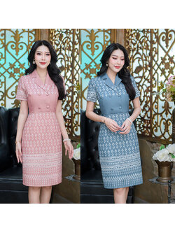 kudapy เดรสสีชมพู/สีฟ้าคราม ผ้าพิมพ์ลายขอ ดีไซน์คอปก แต่งกระดุมด้านหน้าแบบเสื้อสูท