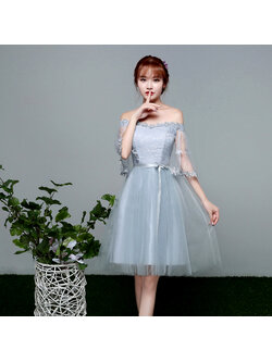 kudapy ชุดราตรีสั้นสีเทาปาดไหล่ ชุดไปงานแต่งงาน ช่วงบนเป็นผ้าลูกไม้ซีทรูห้อยสวยงาม