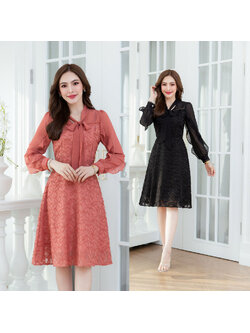 kudapy เดรสสั้นสีดำ/สีปูนแดง ผ้าทอเทคเจอร์ลายดอก แขนยาวชีฟอง มีดีเทลผูกโบว์ช่วงคอ แต่งอะไหล่ขอบด้ายช่วงอกและปลายแขน