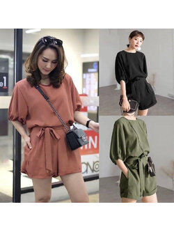 kudapy จั้มสูทขาสั้นสีส้มอิฐ สีดำ สีเขียวแก่ แขนตุ๊กตา เน้นดีเทลตกแต่งโบว์ช่วงเอว